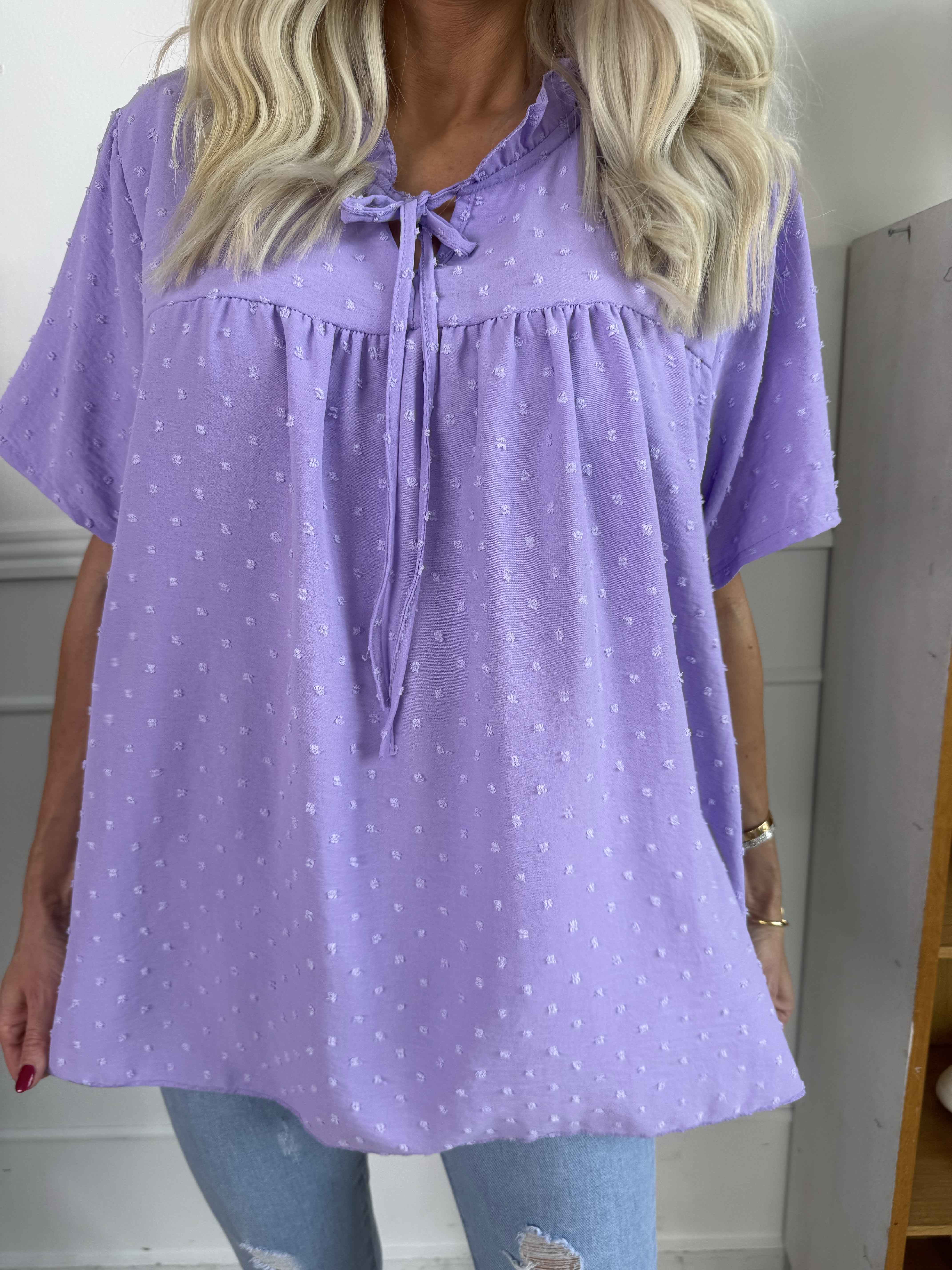 Bloom - Sød tunika med flæsekant og sløjfe